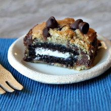 Oreo and Caramel Stuffed Chocolate Chip Cookie Bars 1