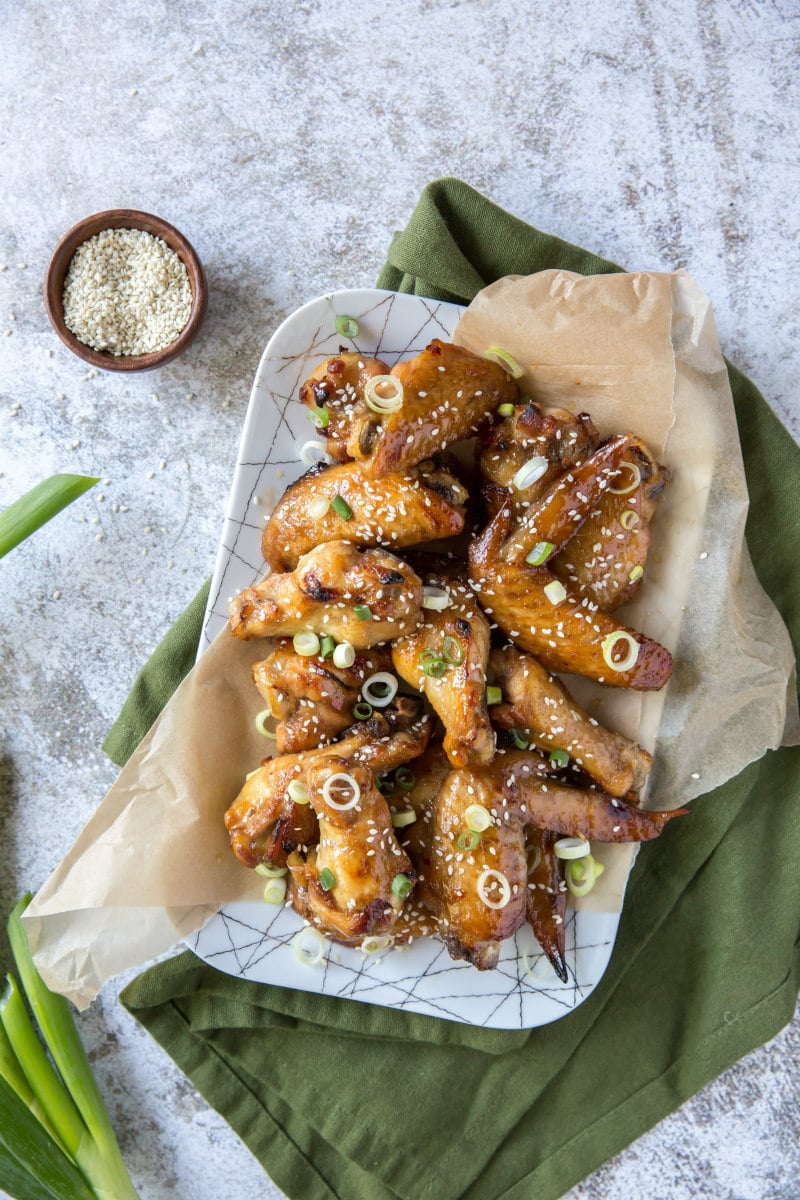  Ailes de poulet Glacées au Piment Doux sur un plateau