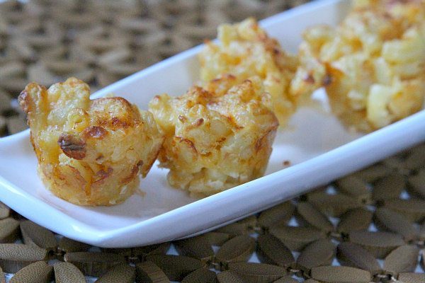 Mini Macaroni and Cheese Appetizers recipe from RecipeGirl.com : mac and cheese appetizer : #mini #macaroni #macandcheese #and #cheese #mac #macncheese #appetizer #appetizers #baked #recipe #RecipeGirl Mini Macaroni and Cheese Appetizers