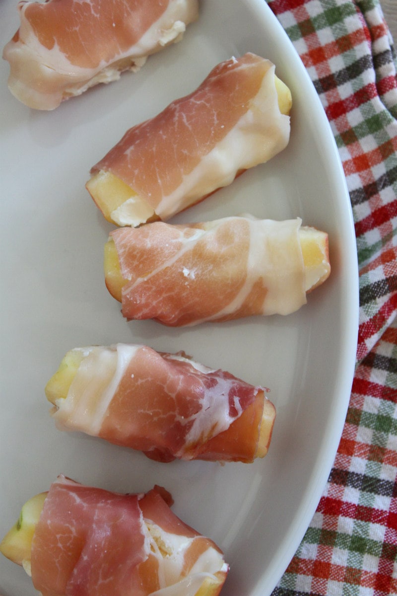 Prosciutto Apple Wedges recipe from RecipeGirl.com #prosciutto #wrapped #apple #apples #creamcheese #fall #appetizer #entertaining #party #recipe #RecipeGirl Prosciutto Apple Wedges