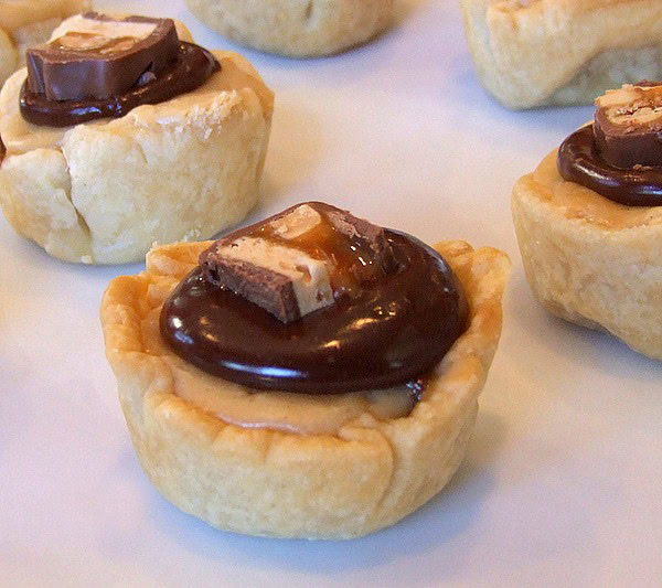 Snickers Bar Mini Tarts 