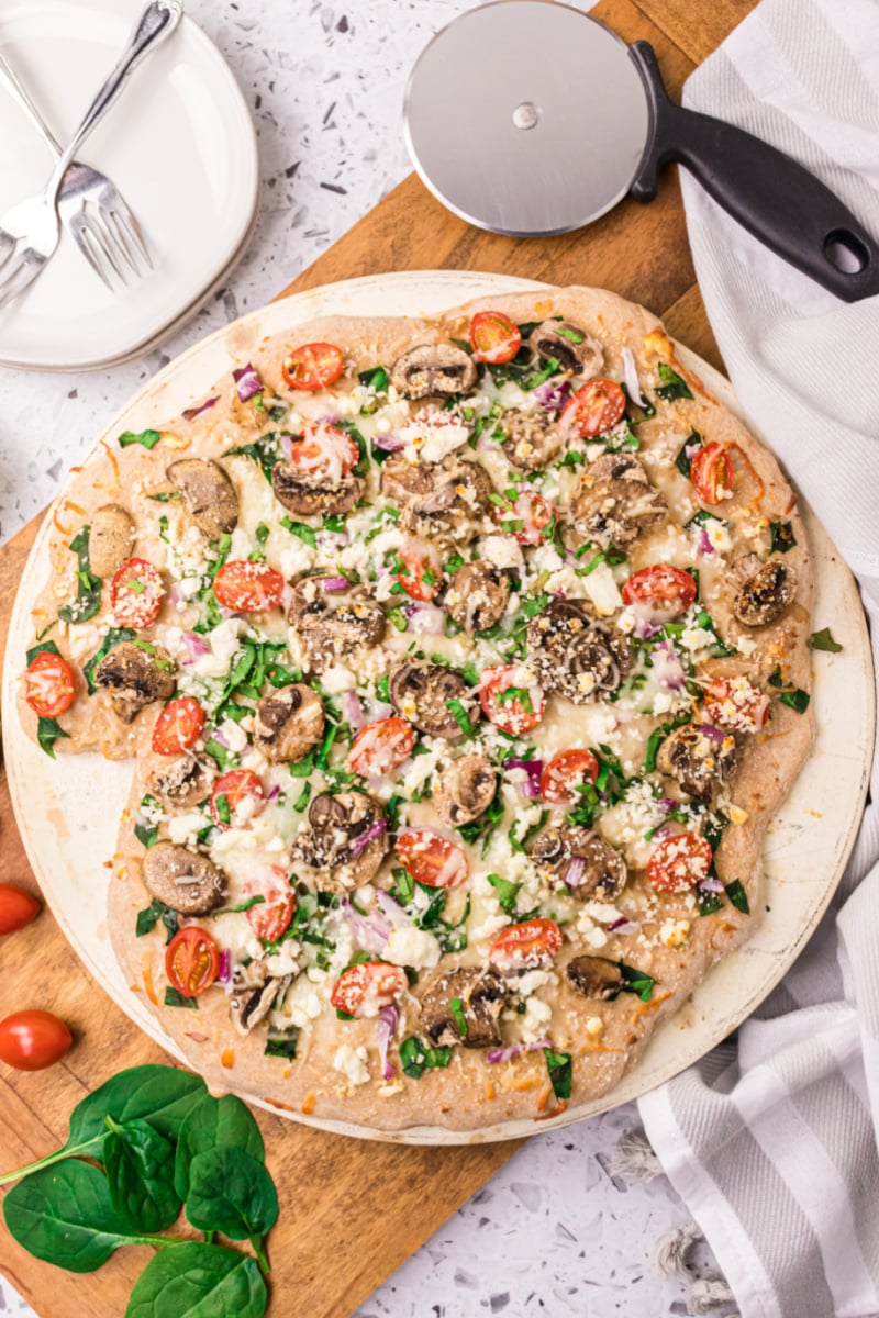 spinach mushroom and feta pizza