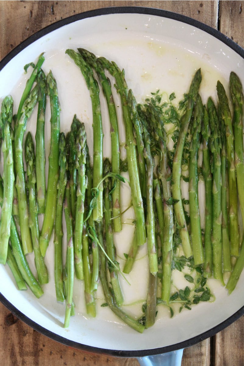 Pan Roasted Asparagus with Thyme recipe from RecipeGirl.com #pan #roasted #panroasted #asparagus #thyme #recipe #RecipeGirl Pan Roasted Asparagus with fresh thyme