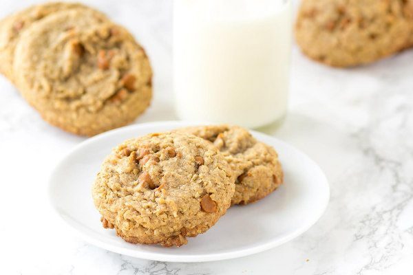 Spicy Cinnamon Oatmeal Cookies on a plate