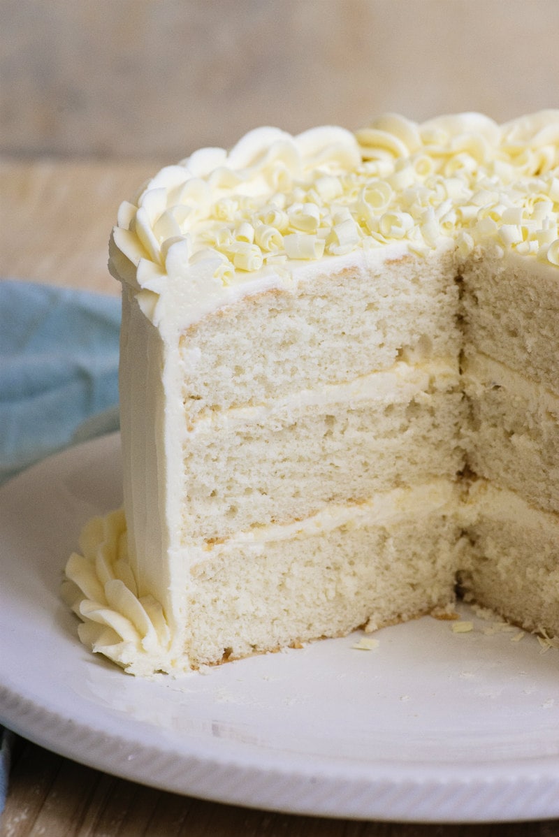 Torta nuziale bianca a tre strati aperta su un piatto bianco