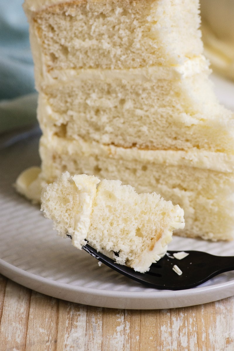 morso di Torta nuziale bianca su una forchetta