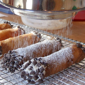 cannoli sprinkled with powdered sugar