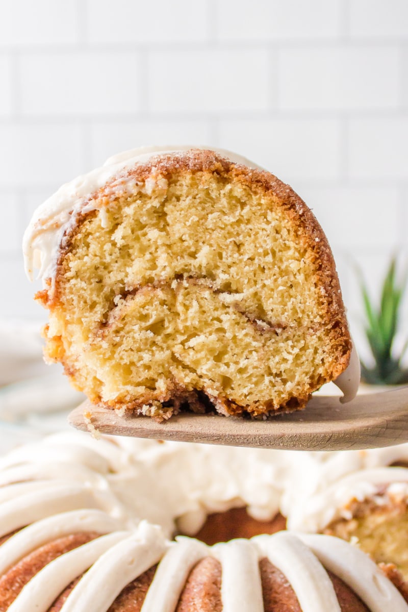 lifting slice of bundt cake with spatula