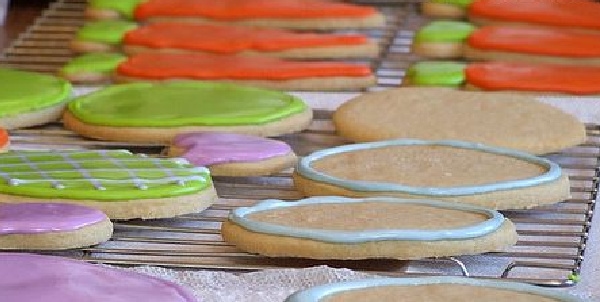 adding royal icing to sugar cookies