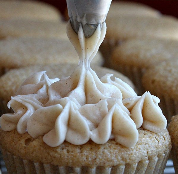 Frosting Snickerdoodle Cupcakes