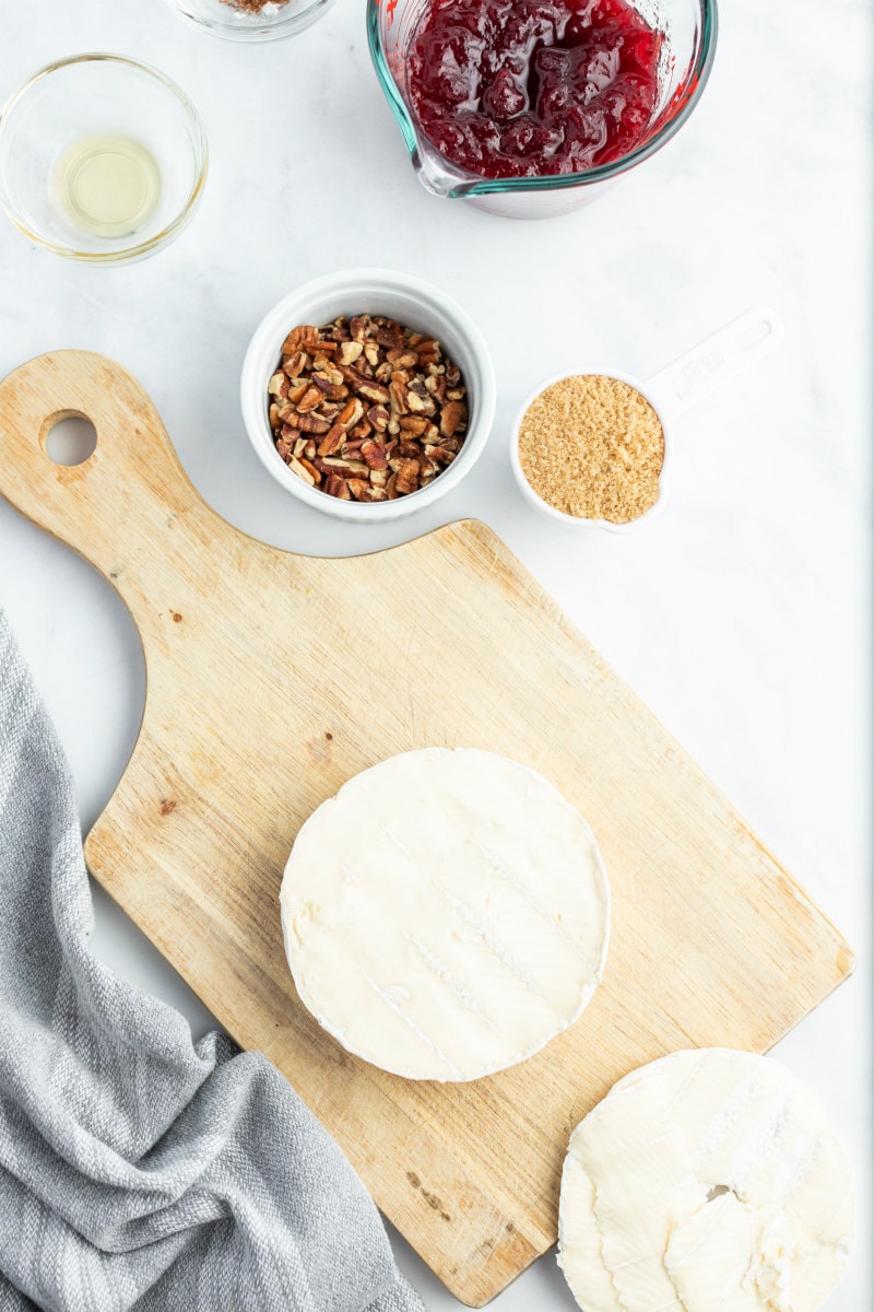 ingredients displayed for cranberry brie