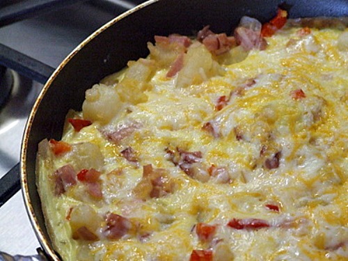 skillet with frittata inside