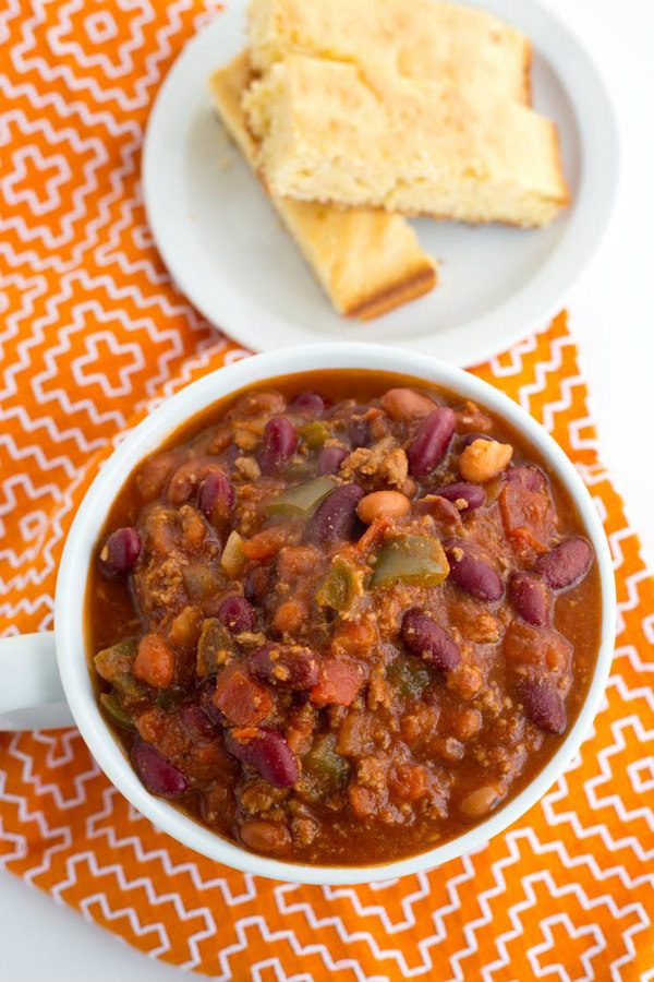California Chili recipe : a healthy, Weight Watchers friendly chili recipe from RecipeGirl.com #chili #recipe #weightwatchers #wwfreestyle #smartpoints bowl of California Chili with cornbread