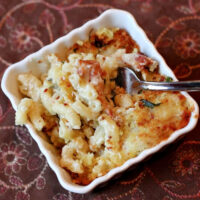 macaroni and cheese with bacon in a bowl