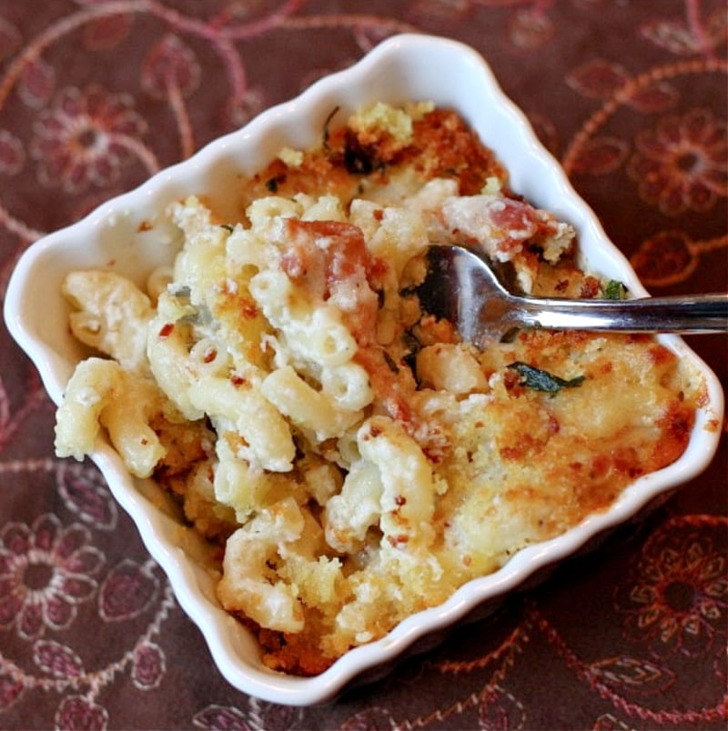 macaroni and cheese with bacon in a bowl