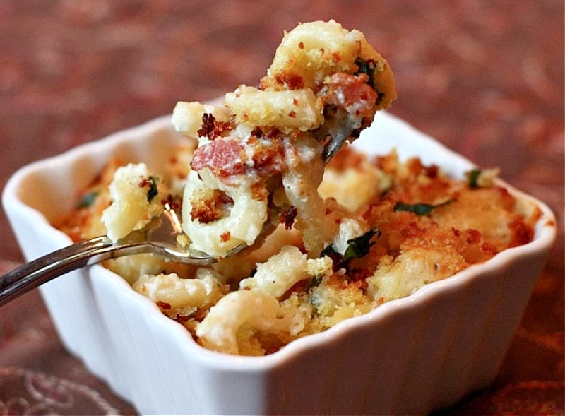 macaroni and cheese with bacon in a bowl