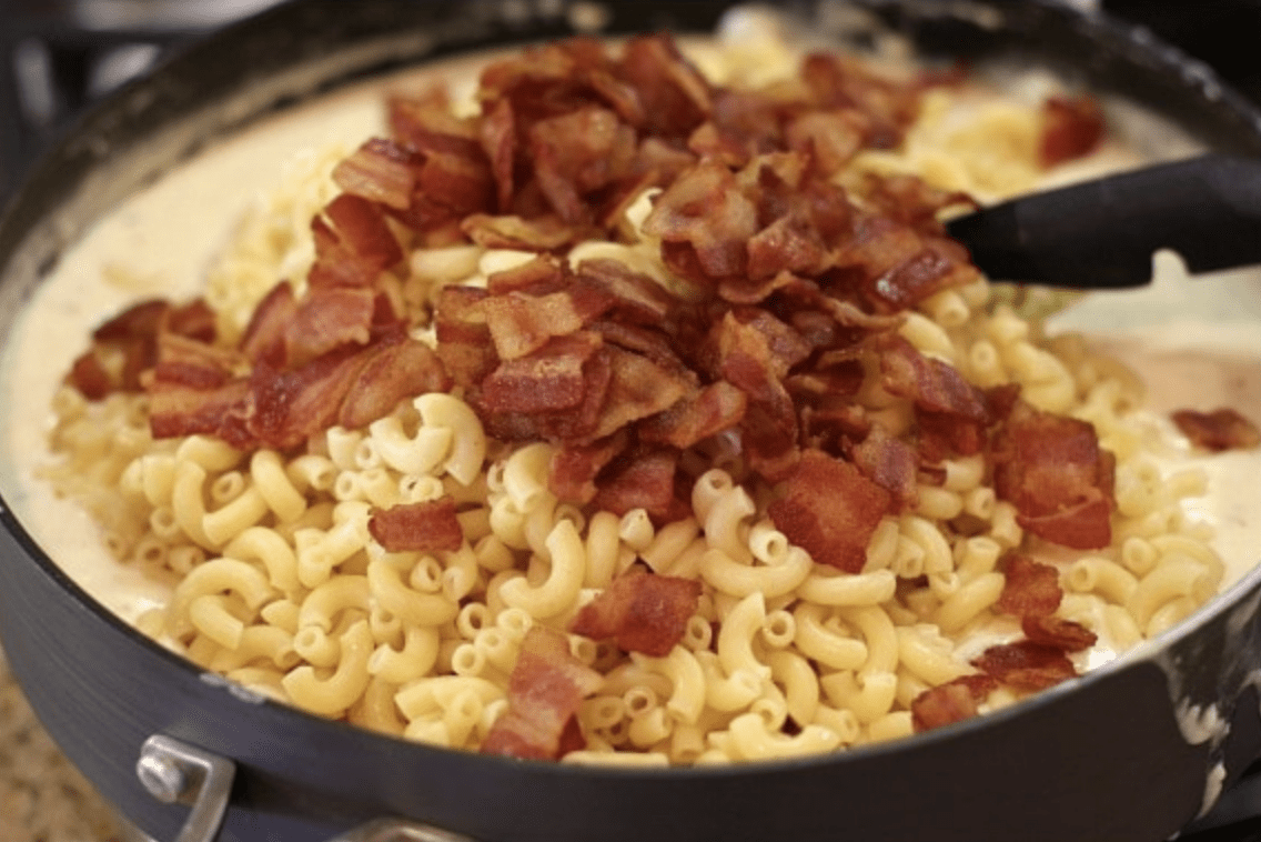 macaroni and cheese in pan with bacon