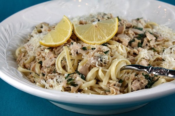 Pioneer Woman's Linguine with Clam Sauce recipe from RecipeGirl.com #pioneer #woman #pioneerwoman #pw #linguine #pasta #with #clam #sauce #clamlinguine #recipe #RecipeGirl Linguine with Clam Sauce in a bowl with lemon wedges