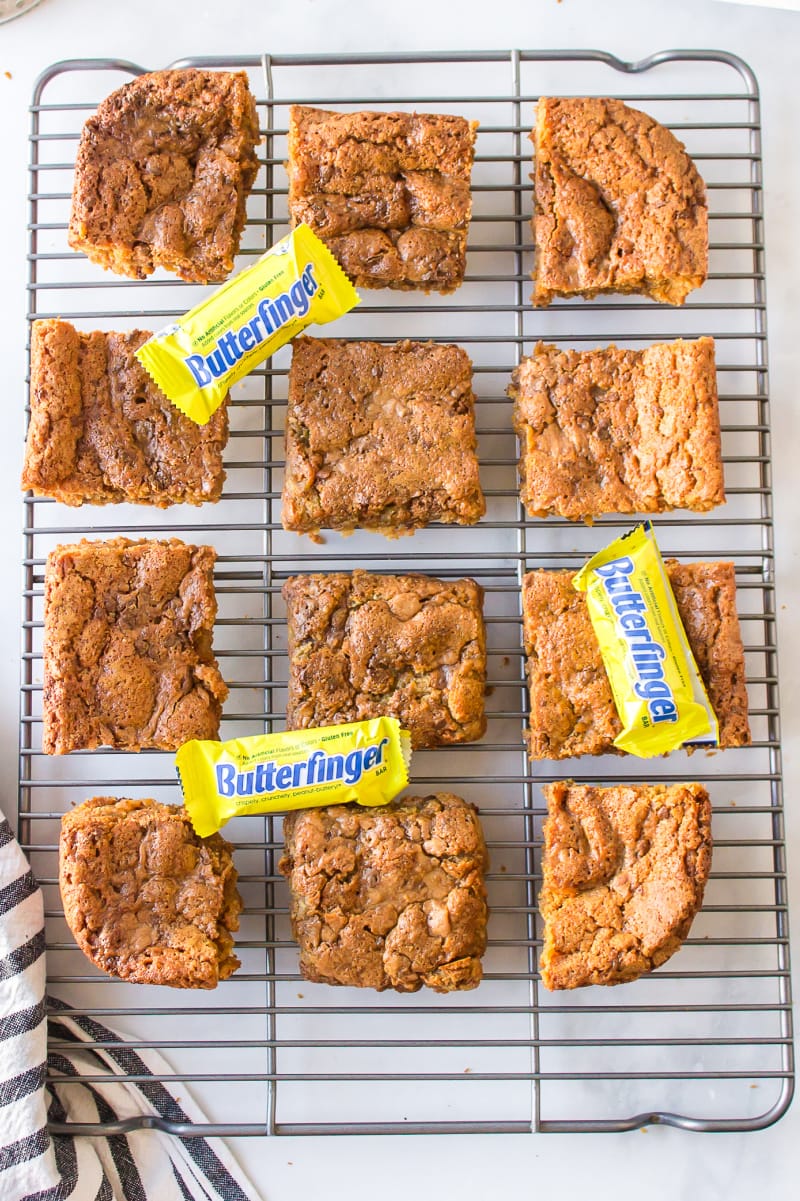 butterfinger blondies on cooling rack with mini butterfingers