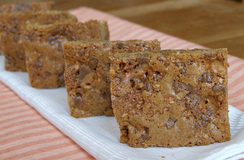 several Butterfinger Blondies