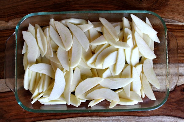 rectangular pyrex pan with sliced apples in it
