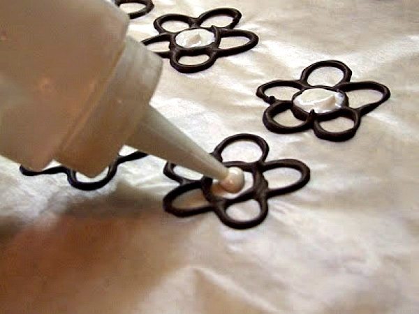 making chocolate flowers