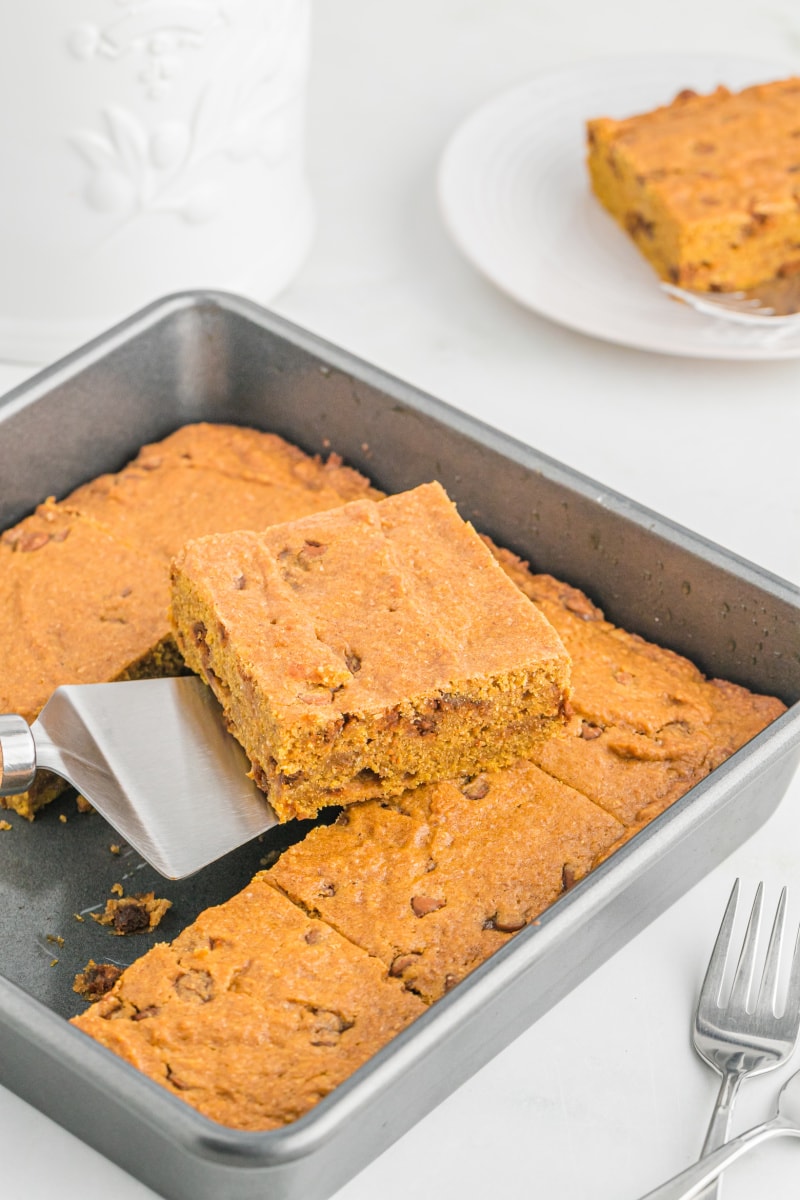 spatula taking cinnamon pumpkin bar out of pan