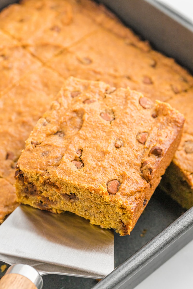 spatula taking out cinnamon pumpkin bar from pan