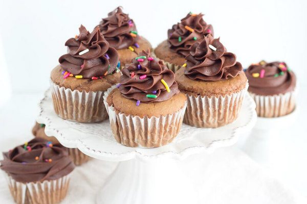 Easy Moist Chocolate Cupcakes