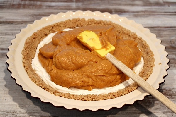 Making double layer pumpkin pie