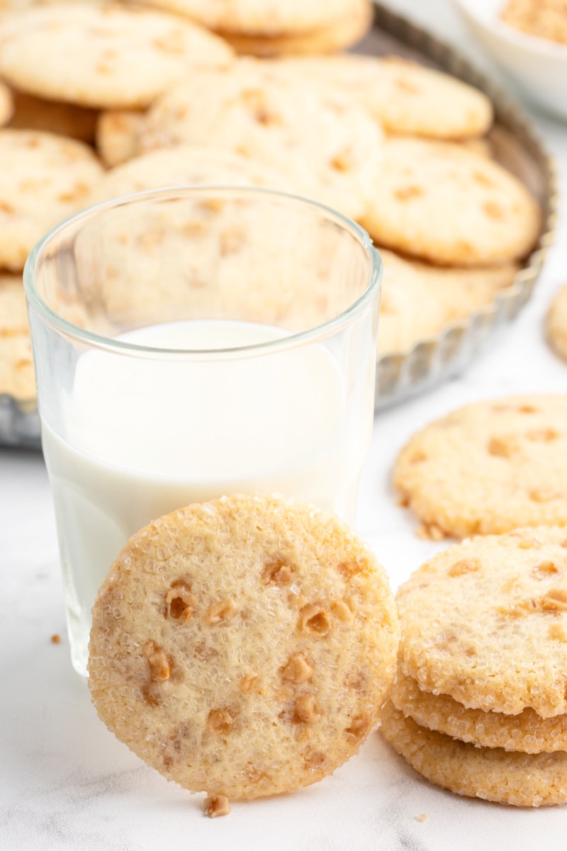 glass of milk with cookies