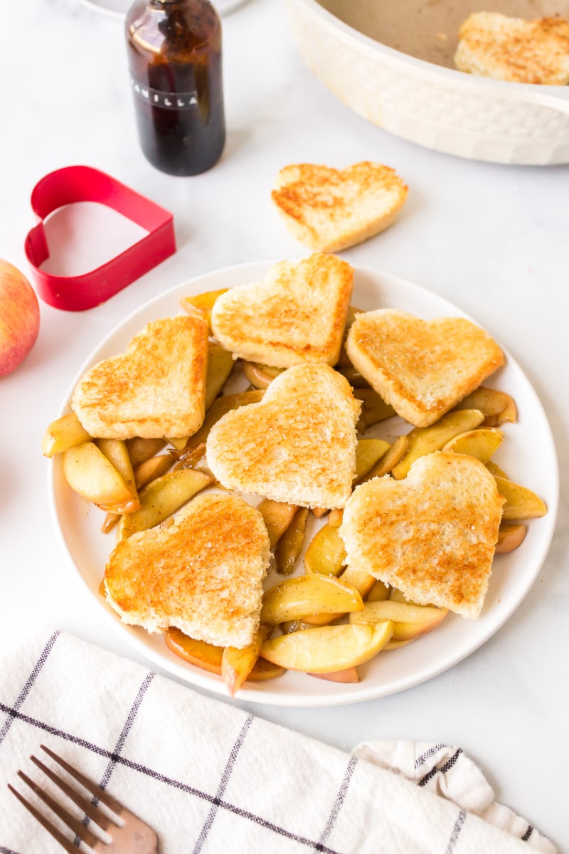 vanilla apples on a plate with toasted heart bread pieces