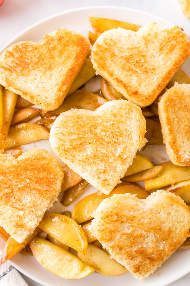 vanilla apples with heart shaped bread