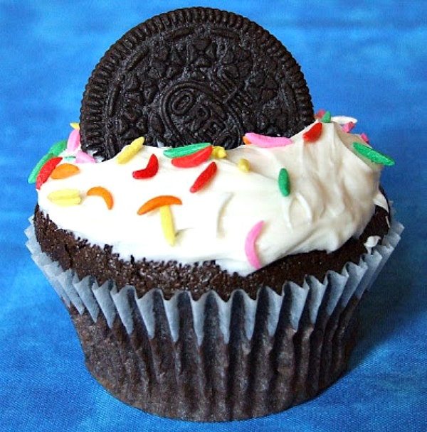 Easy chocolate cupcakes with an Oreo