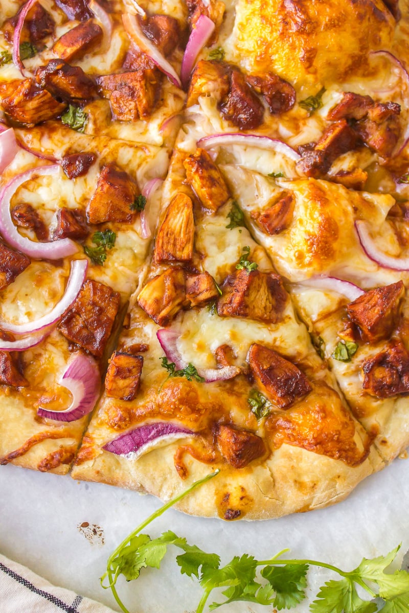 sliced barbecued chicken pizza