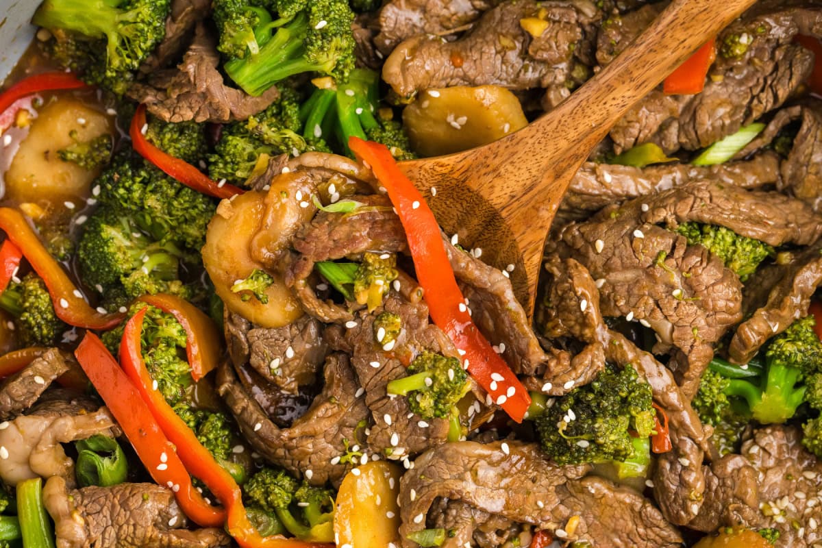 close up stir fried beef and broccoli