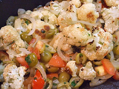 Roasted cauliflower with tomato and green olives