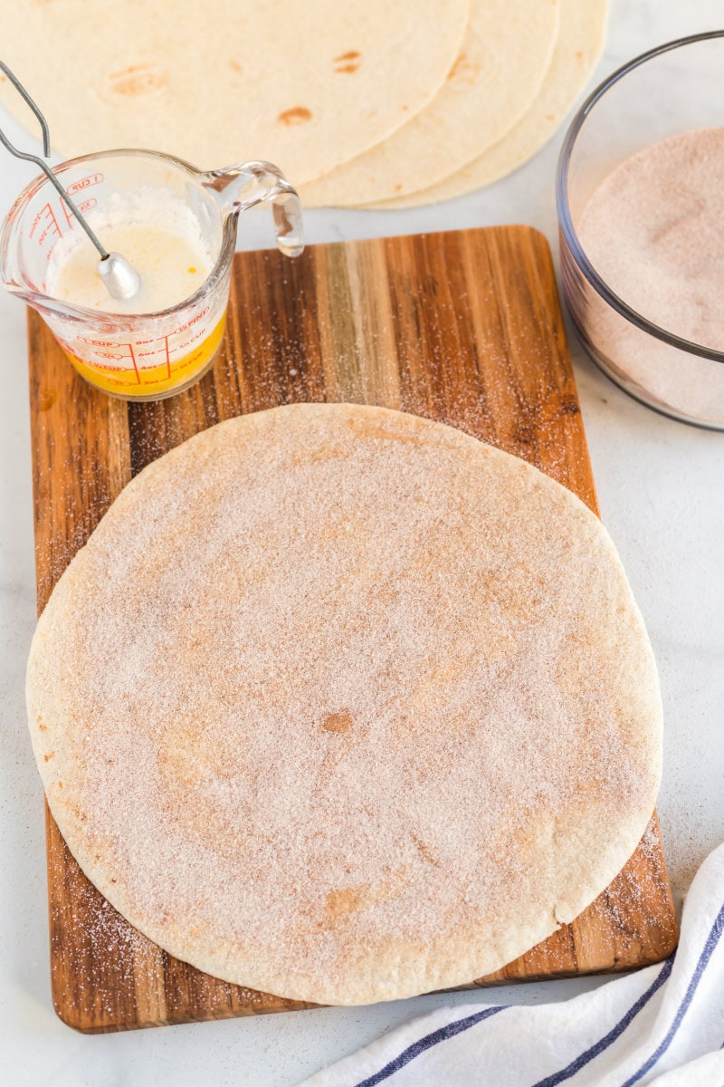 making cinnamon bunuelos