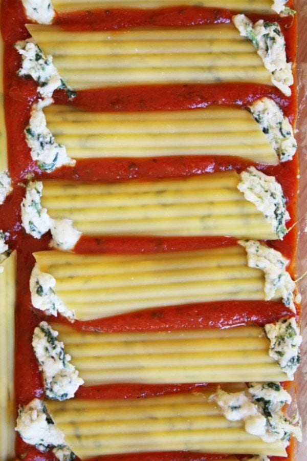 How to Make Manicotti : Spinach and Cheese Stuffed Manicotti from RecipeGirl.com. This is the best manicotti recipe! #howto #stuffed #manicotti #cheese #spinach #easy #recipe #RecipeGirl Spinach and Cheese Stuffed Manicotti ready for the oven