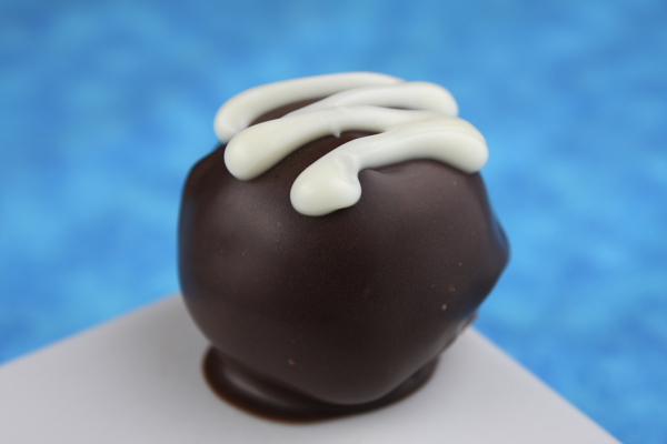 Truffes de pâte à biscuits aux pépites de chocolat réalisées avec du chocolat noir