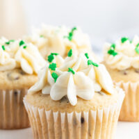 irish cream cupcakes with bailey's buttercream