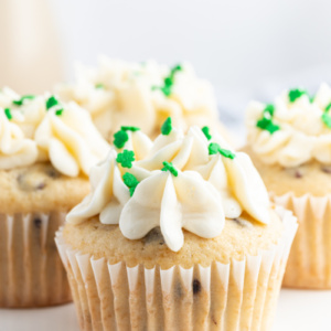 irish cream cupcakes with bailey's buttercream