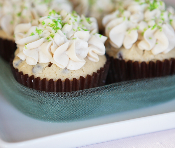 irish cream cupcakes w/ bailey’s buttercream frosting