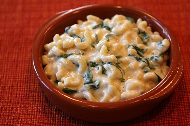 bowl of spinach macaroni and cheese