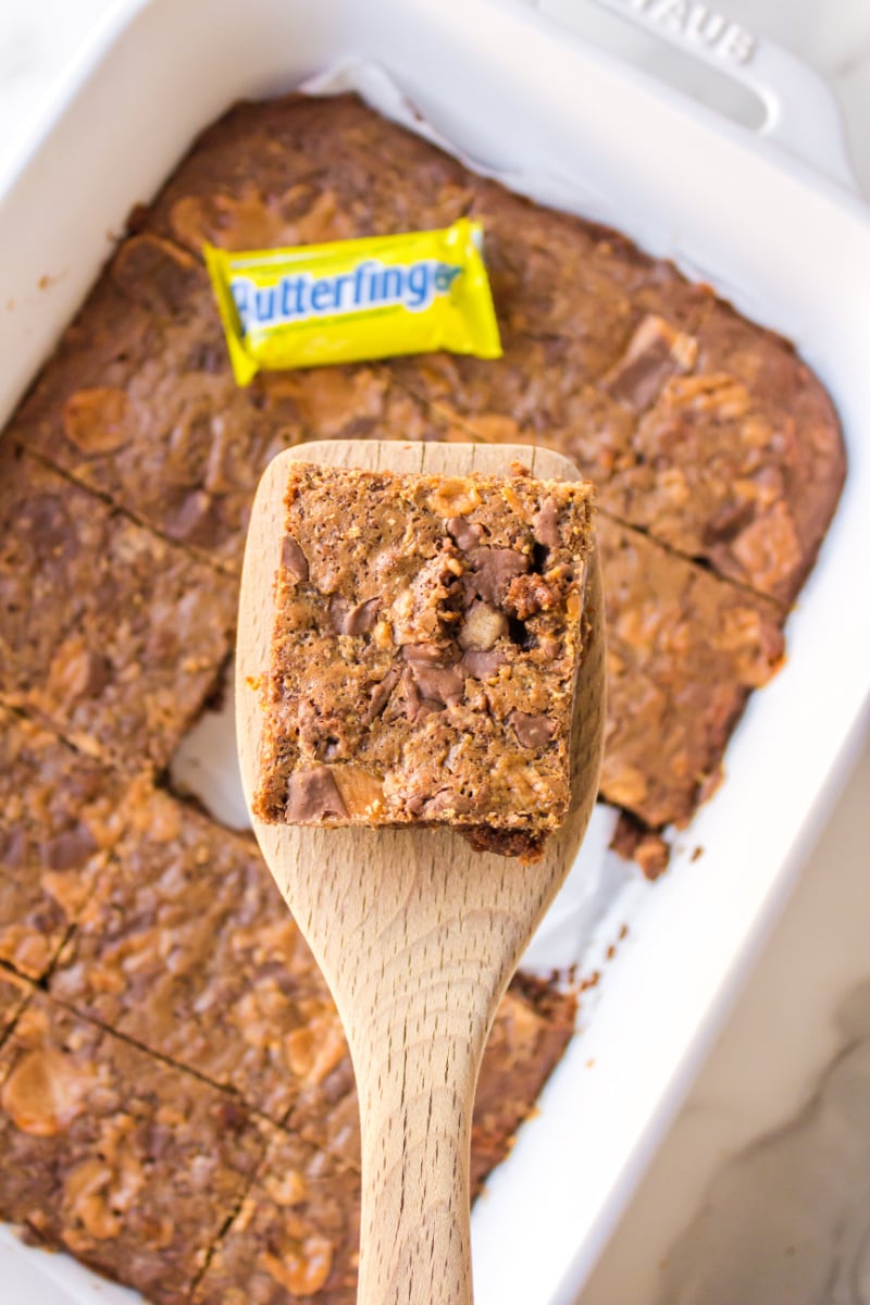 spatula lifting butterfinger brownie out of pan