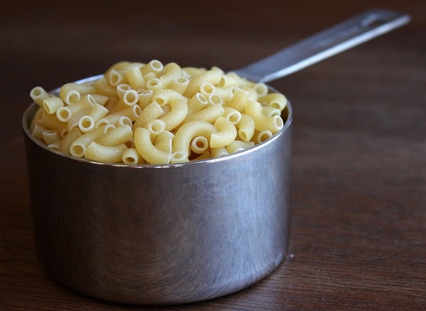 Macaroni macaroni in measuring cup
