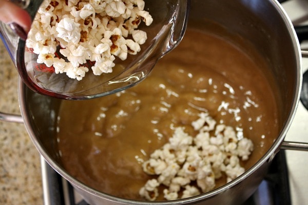 How to Make Caramel Corn : add the popcorn