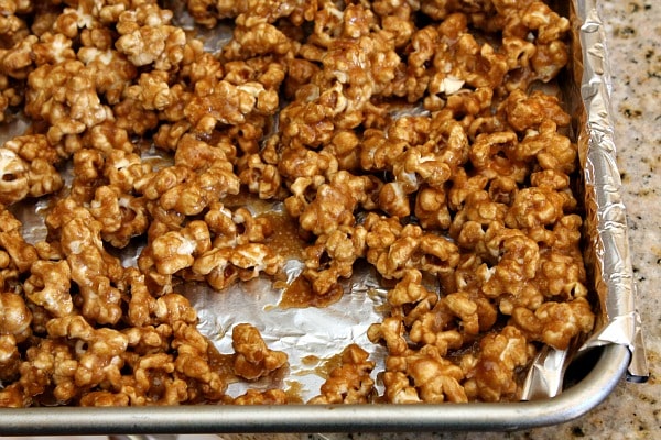 How to Make Caramel Corn : baked and fresh out of the oven
