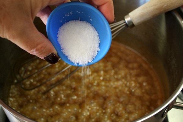 How to Make Caramel Corn : add salt
