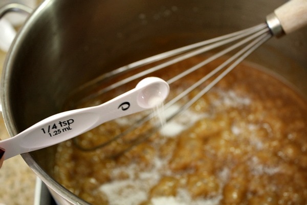 How to Make Caramel Corn : add baking soda